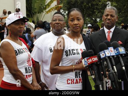 PAS DE FILM, PAS DE VIDÉO, PAS de TV, PAS DE DOCUMENTAIRE - Roberta Felton, à gauche de Trayvon Martin, son mari, Milton, 2ème à gauche, et sa fille, Iesha, au centre, expriment leur déception dans le verdict de la nuit dernière à l'église baptiste Missionnaire d'Antioch à Miami Gardens, FL, USA, dimanche 14 juillet 2013. George Zimmerman n'a pas été reconnu coupable de la mort par balle de Trayvon Martin. Photo de Carl Justa/Miami Herald/MCT/ABACAPRESS.COM Banque D'Images