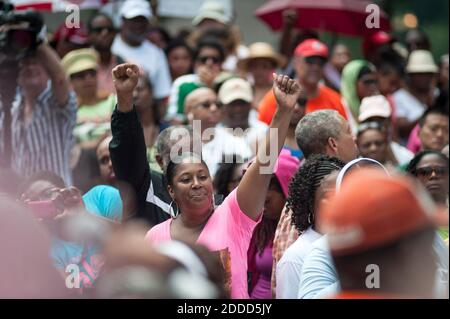 PAS DE FILM, PAS DE VIDÉO, PAS de télévision, PAS DE DOCUMENTAIRE - les participants pompent leurs poings en accord avec le conférencier lors d'un rassemblement « Justice for Trayvon » au palais de justice fédéral E. Barrett Prettyman à Washington, D.C., États-Unis, le samedi 20 juillet 2013. Photo d'Andre Chung/MCT/ABACAPRESS.COM Banque D'Images