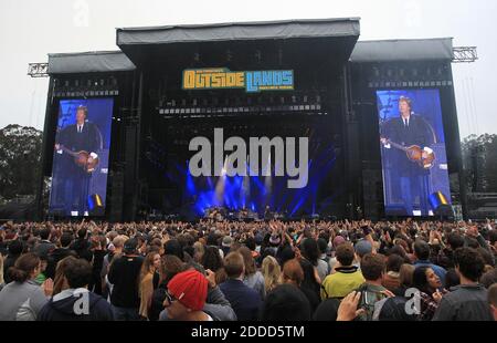 PAS DE FILM, PAS DE VIDÉO, PAS de TV, PAS DE DOCUMENTAIRE - Paul McCartney fait les titres sur la scène finale du Land lors du 6e Festival annuel de musique et d'arts Outside Lands à Golden Gate Park à San Francisco, Californie, Etats-Unis, le vendredi 9 août 2013. Le festival se déroule jusqu'au dimanche et les têtes de lit incluent les Red Hot Chili Peppers et Nine inch Nails. Photo de Jane Tyska/Bay Area News Group/MCT/ABACAPRESS.COM Banque D'Images