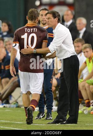 PAS DE FILM, PAS DE VIDÉO, PAS de TV, PAS DE DOCUMENTAIRE - COMME l'entraîneur de Roma Rudi Garcia salue COMME l'entraîneur de Roma Francesco Totti (10) comme il sort le match dans la deuxième moitié d'un international amical contre Chelsea FC au stade RFK à Washington, DC, Etats-Unis, le samedi 10 août 2013. Chelsea a battu Roma 2-1. Photo de Chuck Myers/MCT/ABACAPRESS.COM Banque D'Images