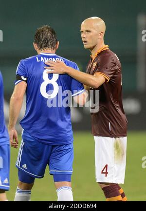 PAS DE FILM, PAS DE VIDÉO, PAS de TV, PAS DE DOCUMENTAIRE - COMME le milieu de terrain Roma Michael Bradley (4) salue le milieu de terrain du FC Chelsea Frank Lampard (8) après un amical international au stade RFK à Washington, DC, USA, le samedi 10 août 2013. Chelsea a battu Roma 2-1. Photo de Chuck Myers/MCT/ABACAPRESS.COM Banque D'Images