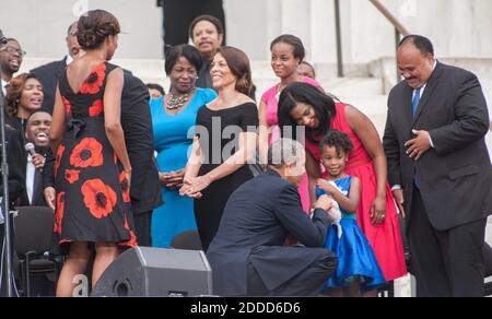 PAS DE FILM, PAS DE VIDÉO, PAS de télévision, PAS DE DOCUMENTAIRE - le président Barack Obama salue Martin Luther King III et sa famille lors de la cérémonie du "Let Freedom Ring" pour commémorer le 50ème anniversaire de la marche sur Washington pour l'emploi et la liberté au Lincoln Memorial à Washington, DC, USA, mercredi, 28 août 2013. Photo d'Andre Chung/MCT/ABACAPRESS.COM Banque D'Images