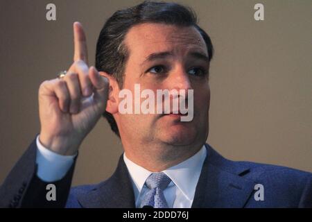 PAS DE FILM, PAS DE VIDÉO, PAS de TV, PAS DE DOCUMENTAIRE - photo de fichier : le sénateur Ted Cruz (R-TX) gestes comme orateur principal lors du dîner républicain Reagan annuel à des Moines, Iowa, Etats-Unis le vendredi 25 octobre 2013. Le sénateur républicain Ted Cruz a confirmé qu'il se présente à la présidence des États-Unis en 2016, devenant le premier républicain à déclarer sa campagne. Le Texan, âgé de 44 ans, va définir ses projets en détail dans un discours prononcé lundi à l'Université Liberty, en Virginie. Photo de David Peterson/MCT/ABACAPRESS.COM Banque D'Images