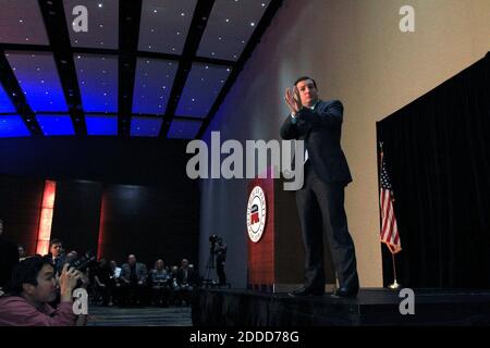 PAS DE FILM, PAS DE VIDÉO, PAS de TV, PAS DE DOCUMENTAIRE - photo de fichier : le sénateur Ted Cruz (R-TX) parle lors du dîner républicain Reagan annuel à des Moines, Iowa, Etats-Unis le vendredi 25 octobre 2013. Le sénateur républicain Ted Cruz a confirmé qu'il se présente à la présidence des États-Unis en 2016, devenant le premier républicain à déclarer sa campagne. Le Texan, âgé de 44 ans, va définir ses projets en détail dans un discours prononcé lundi à l'Université Liberty, en Virginie. Photo de David Peterson/MCT/ABACAPRESS.COM Banque D'Images