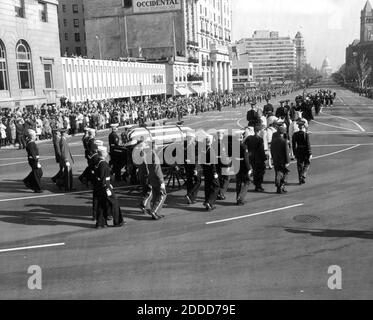 PAS DE FILM, PAS DE VIDÉO, PAS de télévision, PAS DE DOCUMENTAIRE - le corps du Président Kennedy est porté de la Maison Blanche au Capitole des États-Unis à Washington, D.C., le 24 novembre. Photo par US Army signal corps/John Fitzgerald Kennedy Library and Museum/MCT/ABACAPRESS.COM Banque D'Images