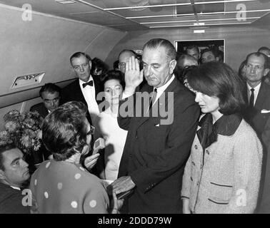 PAS DE FILM, PAS DE VIDÉO, PAS de TV, PAS DE DOCUMENTAIRE - la juge Sarah T. Hughes administre le serment présidentiel de l'Office à Lyndon Baines Johnson vers 14 h 40 (CT) à bord de l'Air Force One à Love Field à Dallas. Mme Johnson, Mme Kennedy, Jack Valenti, le représentant Albert Thomas, le représentant Jack Brooks, le secrétaire de presse associé Malcolm Kilduff (tenant un microphone) et d'autres sont témoins du serment. (Cecil Stoughton/John F. Kennedy Library and Museum/MCT) Banque D'Images