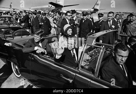 PAS DE FILM, PAS DE VIDÉO, PAS de télévision, PAS DE DOCUMENTAIRE - UN trajet de 10 miles à travers Dallas et un discours sur la sécurité nationale au Trade Mart attendait le président John F. Kennedy, comme lui, la première dame Jacqueline Kennedy, Texas Gov. John Connally et Nellie Connally ont quitté Love Field le 22 novembre 1963. Moins d'une heure plus tard, des coups de feu briseraient les plans du président et plongeraient la nation dans un profond chagrin. Faites un voyage de retour à ce jour fatidique, il y a 50 ans. Photo de Tom Dillard/Dallas Morning News/MCT/ABACAPRESS.COM Banque D'Images