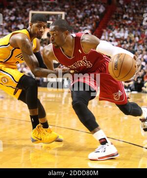 PAS DE FILM, PAS DE VIDÉO, PAS de TV, PAS DE DOCUMENTAIRE - le garde-chaleur de Miami Dwyane Wade conduit au panier contre Indiana Pacers avance Paul George pendant le deuxième trimestre à l'AmericanAirlines Arena à Miami, FL, Etats-Unis le 18 décembre 2013. Photo de Hector Gabino/El Nuevo Herald/MCT/ABACAPRESS.COM Banque D'Images
