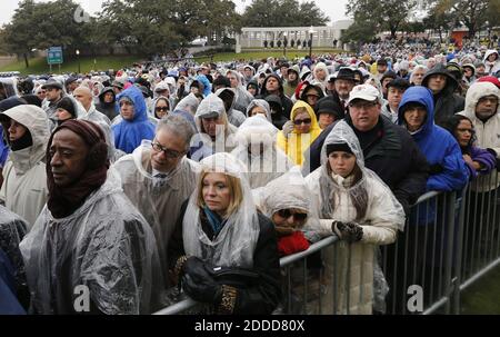 PAS DE FILM, PAS DE VIDÉO, PAS de télévision, PAS DE DOCUMENTAIRE - les invités se rassemblent dans la clôture de Dealey Plaza à l'événement "The 50th: Honorer la mémoire du président John F. Kennedy" à Dallas, TX, Etats-Unis, à l'occasion du 50ème anniversaire de l'assassinat du président, vendredi 22 novembre 2013. Photo de Rodger Mallison/fort Worth Star-Telegram/MCT/ABACAPRESS.COM Banque D'Images