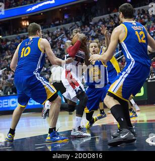 PAS DE FILM, PAS DE VIDÉO, PAS de TV, PAS DE DOCUMENTAIRE - Washington Wizards point Guard John Wall (2) est entouré par Golden State Warriors power forward David Lee (10), centre Andrew Bogut (12) et point Guard Stephen Curry (30), arrière, Au cours de la deuxième moitié de leur match joué au Verizon Center à Washington, DC, Etats-Unis le 5 janvier 2014. L'État d'or défait Washington 112-96. Photo de Harry E. Walker/MCT/ABACAPRESS.COM Banque D'Images