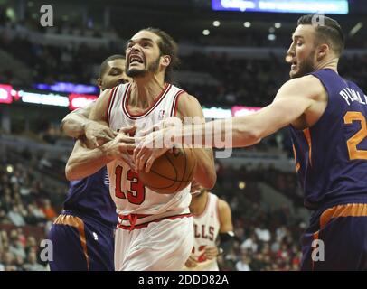 PAS DE FILM, PAS DE VIDÉO, PAS de TV, PAS DE DOCUMENTAIRE - Chicago Bulls centre Joakim Noah (13) est dépouillé de la balle par Phoenix Suns centre miles Plumlee (22), à droite, pendant la première moitié de leur match au United Center à Chicago, il, USA le 7 janvier 2014. Photo de Nuccio DiNuzzo/Chicago Tribune/MCT/ABACAPRESS.COM Banque D'Images