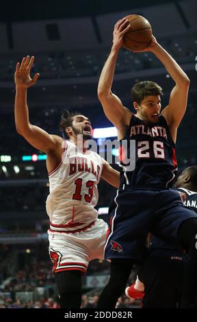 PAS DE FILM, PAS DE VIDÉO, PAS de TV, PAS DE DOCUMENTAIRE - The Atlanta Hawkss' Kyle Korver (26) tire un rebond de devant les Chicago Bullss' Joakim Noah (13) dans la première moitié au United Center à Chicago, il, USA le 4 janvier 2014. Photo de Chris Sweda/Chicago Tribune/MCT/ABACAPRESS.COM Banque D'Images