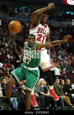 PAS DE FILM, PAS DE VIDÉO, PAS de TV, PAS DE DOCUMENTAIRE - les Chicago Bullss' Jimmy Butler (21) et les Boston Celticss' Jordan Crawford (27) se battent pour un passage dans la seconde moitié au United Center à Chicago, il, USA le 2 janvier 2014. Les Bulls ont gagné, 94-82. Photo de Chris Sweda/Chicago Tribune/MCT/ABACAPRESS.COM Banque D'Images