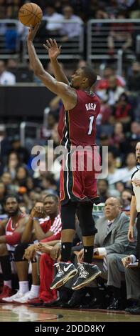 PAS DE FILM, PAS DE VIDÉO, PAS de TV, PAS DE DOCUMENTAIRE - Miami Heat Center Chris Bosh 1 tourne un tir en trois points contre les Washington Wizards pendant la deuxième moitié de leur jeu joué au Verizon Center à Washington, DC, Etats-Unis le 15 janvier 2014. Washington défait Miami 114-97. Photo de Harry E. Walker/MCT/ABACAPRESS.COM Banque D'Images