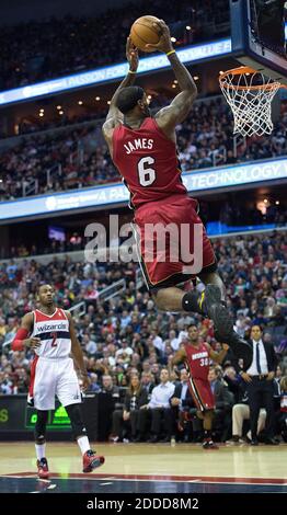 PAS DE FILM, PAS DE VIDÉO, PAS de TV, PAS DE DOCUMENTAIRE - Miami Heat Small forward LeBron James 6 slams dunks contre les Washington Wizards pendant la première moitié de leur jeu joué au Verizon Center à Washington, DC, Etats-Unis le 15 janvier 2014. Harry E. Walker/MCT Banque D'Images