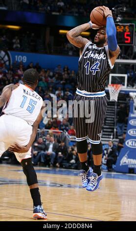 PAS DE FILM, PAS DE VIDÉO, PAS de TV, PAS DE DOCUMENTAIRE - Orlando Magic Guard Jameer Nelson (14) réalise un tir en trois points au-dessus du Kemba Walker de Charlotte Bobcats (15) lors de l'action au centre Amway à Orlando, FL, USA le 17 janvier 2014. Les Bobcats battent la magie, 111-101. Photo de Stephen M. Dowell/Orlando Sentinel/MCT/ABACAPRESS.COM Banque D'Images