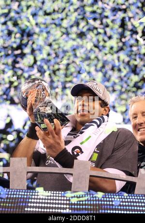 PAS DE FILM, PAS DE VIDÉO, PAS de TV, PAS DE DOCUMENTAIRE - le quarterback des Seahawks de Seattle Russell Wilson élève le trophée Lombardi après une victoire de 43-8 contre les Broncos de Denver dans le Super Bowl XLVIII au stade MetLife à East Rutherford, NJ, USA sur Febriary 2, 2014. Photo de Tony Overman/The Olympian/MCT/ABACAPRESS.COM Banque D'Images