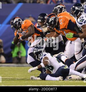 PAS DE FILM, PAS DE VIDÉO, PAS de TV, PAS DE DOCUMENTAIRE - Denver Broncos en arrière Montee ball (28) est arrêté par les Seahawks de Seattle dans le deuxième quart du Super Bowl XLVIII au stade MetLife à East Rutherford, NJ, USA sur Febriary 2, 2014. Photo de J. Conrad Wiliams/Newsday/MCT/ABACAPRESS.COM Banque D'Images