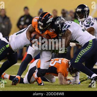 PAS DE FILM, PAS DE VIDÉO, PAS de TV, PAS DE DOCUMENTAIRE - le récepteur large de Denver Broncos Demaryius Thomas (88) est arrêté par la défense des Seahawks de Seattle pendant le troisième quart du Super Bowl XLVIII au stade MetLife à East Rutherford, NJ, USA le février 2, 2014. Photo de J. Conrad Wiliams/Newsday/MCT/ABACAPRESS.COM Banque D'Images