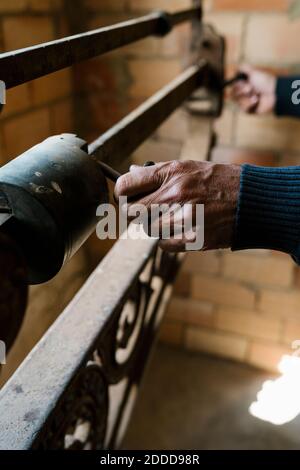 Mains de l'ouvrier pesant les raisins à l'ancienne à l'échelle de la cave Banque D'Images
