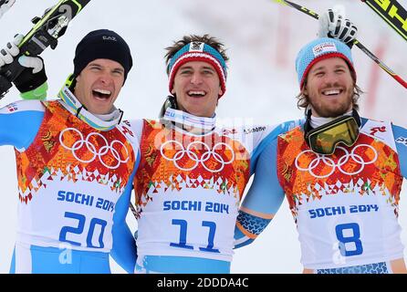 PAS DE FILM, PAS DE VIDÉO, PAS de TV, PAS DE DOCUMENTAIRE - le médaillé d'argent Christof Innerhofer (de gauche à droite), d'Italie, le médaillé d'or Matthias Mayer, d'Autriche, et le médaillé de bronze Kjetil Jansrud, de Norvège, célèbrent après le ski alpin masculin au centre alpin Rosa Khutor lors des Jeux Olympiques d'hiver à Sotchi, Russie, le dimanche 9 février 2014. Photo de Brian Cassella/Chicago Tribune/MCT/ABACAPRESS.COM Banque D'Images