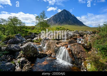 Petites cascades de Glen Etive avec pic de Stob Dearg arrière-plan Banque D'Images