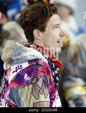 PAS DE FILM, PAS DE VIDÉO, PAS de TV, PAS DE DOCUMENTAIRE - le Shaun White des États-Unis part du cours après sa dernière course pendant la demi-pipe masculine au Rosa Khutor Extreme Park pendant les Jeux Olympiques d'hiver à Sotchi, Russie, le mardi 11 février 2014. Blanc placé quatrième. Photo de Carlos Gonzalez/Minneapolis Star Tribune/MCT/ABACAPRESS.COM Banque D'Images