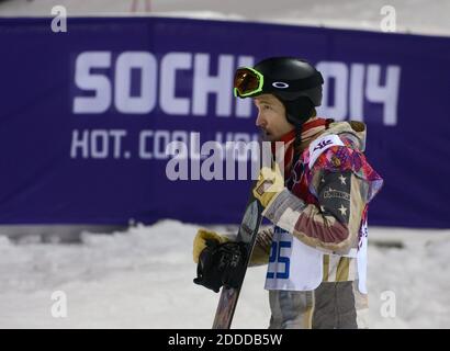 PAS DE FILM, PAS DE VIDÉO, PAS de TV, PAS DE DOCUMENTAIRE - Shaun White attend des États-Unis d'entendre son score de sa deuxième course pendant la finale de la demi-pipe masculine à la Rosa Khutor Extreme Park dans les Jeux Olympiques d'hiver à Sotchi, Russie, le mardi 11 février 2014. Photo de Nhat V. Meyer/Bay Area News Group/MCT/ABACAPRESS.COM Banque D'Images