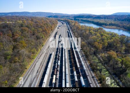 Vue aérienne des wagons qui attendent sur les voies qui s'étendent le long Chesapeake et Ohio Canal Banque D'Images