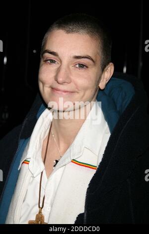 Sinead O'Connor à la porte du spectacle tardif avec David Letterman au Ed Sullivan Theatre de New York le 12 décembre 2005. Crédit photo : Henry McGee/MediaPunch Banque D'Images