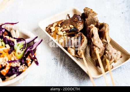 Nourriture thaïlandaise avec sauce aux arachides et salade de chou sur table à l'extérieur Banque D'Images