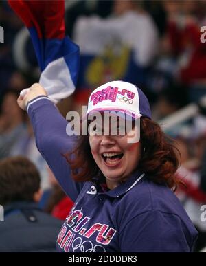 PAS DE FILM, PAS DE VIDÉO, PAS de TV, PAS DE DOCUMENTAIRE - UN fan russe applaudit Adelina Sotnikova dans le court programme féminin de patinage artistique au Palais de patinage d'Iceberg pendant les Jeux Olympiques d'hiver à Sotchi, Russie, le mercredi 19 février 2014. Photo de Brian Cassella/Chicago Tribune/MCT/ABACAPRESS.COM Banque D'Images