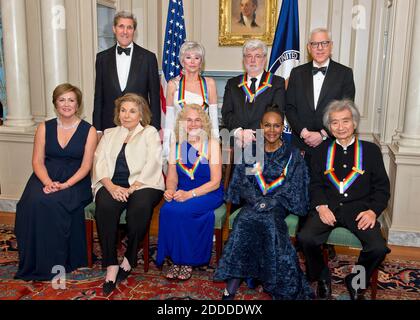 Les cinq récipiendaires de la 38e conférence annuelle des Kennedy Center Honors posent pour une photo de groupe à la suite d'un dîner organisé par le secrétaire d'État américain John F. Kerry en leur honneur au département d'État des États-Unis à Washington, D.C. le samedi, Décembre 5, 2015. Les lauréats 2015 sont : la chanteuse-parolière Carole King, le réalisateur George Lucas, l'actrice et chanteuse Rita Moreno, Chef d'orchestre Seiji Ozawa, et l'actrice et star de Broadway Cicely Tyson. De gauche à droite en haut : Le secrétaire d'État américain John Kerry, Rita Moreno, George Lucas ; et David M. Rubenstein, président, John F. Kennedy Center for the P Banque D'Images