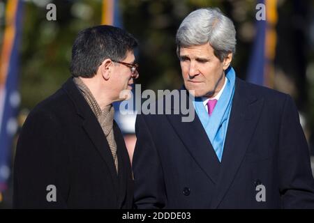 Le secrétaire au Trésor des États-Unis Jacob 'Jack' Lew et le secrétaire d'État des États-Unis John Kerry partagent quelques réflexions lors d'une cérémonie d'arrivée du président français François Hollande sur la pelouse sud de la Maison Blanche à Washington, D.C., aux États-Unis, le mardi 11 février 2014. Crédit: Andrew Harrer / Pool via CNP /MediaPunch Banque D'Images