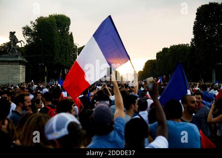 Les supporters français célèbrent la victoire sur la Croatie lors de la finale de la coupe du monde de la FIFA ; une large prise de vue de supporters célébrant et faisant signe des drapeaux. Photo prise à la place de la Concorde, Paris, France, le 15 juillet 2018. Photo de Marie-Paola Bertrand-Hillion/ABACAPRESS.COM Banque D'Images