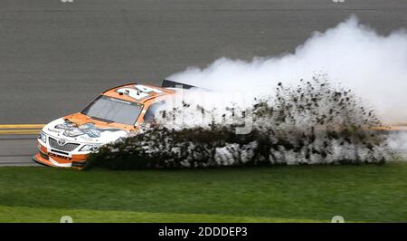 PAS DE FILM, PAS DE VIDÉO, PAS de TV, PAS DE DOCUMENTAIRE - Harrison Rhodes (24) se lance dans le tri-ovale en face de la tribune tôt dans la série nationale NASCAR DRIVE4BPCO 300 au Daytona International Speedway à Daytona Beach, FL, USA le 22 février 2014. Photo de Joe Burbank/Orlando Sentinel/MCT/ABACAPRESS.COM Banque D'Images