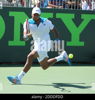 PAS DE FILM, PAS DE VIDÉO, PAS de TV, PAS DE DOCUMENTAIRE - JO-Wilfried Tsonga, France, retourne un ballon à Marcos Baghdatis de Chypre lors du tournoi de tennis Sony Open à Key Biscayne Fla, le samedi 22 mars 2014. (David Santiago/El Nuevo Herald/MCT) Banque D'Images