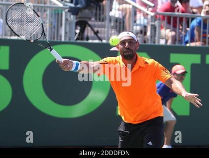 PAS DE FILM, PAS DE VIDÉO, PAS de TV, PAS DE DOCUMENTAIRE - Marcos Baghdatis de Chypre retourne un ballon à JO-Wilfried Tsonga en France lors du tournoi de tennis Sony Open à Key Biscayne FL, USA le 23 mars 2014. Photo de David Santiago/El Nuevo Herald/MCT/ABACAPRESS.COM Banque D'Images