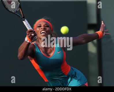 PAS DE FILM, PAS DE VIDÉO, PAS de télévision, PAS DE DOCUMENTAIRE - Serena Williams aux Etats-Unis est en compétition contre Yaroslava Shvedova au Kazakhstan lors du tournoi de tennis Sony Open à Key Biscayne, FL, USA le 20 mars 2014. Photo de Carl Justa/Miami Herald/MCT/ABACAPRESS.COM Banque D'Images