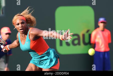 PAS DE FILM, PAS DE VIDÉO, PAS de télévision, PAS DE DOCUMENTAIRE - Serena Williams aux Etats-Unis est en compétition contre Yaroslava Shvedova au Kazakhstan lors du tournoi de tennis Sony Open à Key Biscayne, FL, USA le 20 mars 2014. Photo de Carl Justa/Miami Herald/MCT/ABACAPRESS.COM Banque D'Images