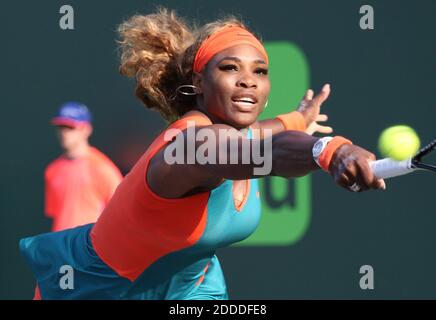 PAS DE FILM, PAS DE VIDÉO, PAS de télévision, PAS DE DOCUMENTAIRE - Serena Williams aux Etats-Unis est en compétition contre Yaroslava Shvedova au Kazakhstan lors du tournoi de tennis Sony Open à Key Biscayne, FL, USA le 20 mars 2014. Photo de Carl Justa/Miami Herald/MCT/ABACAPRESS.COM Banque D'Images