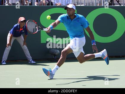 PAS DE FILM, PAS DE VIDÉO, PAS de TV, PAS DE DOCUMENTAIRE - JO-Wilfried Tsonga, France, retourne un ballon à Marcos Baghdatis de Chypre lors du tournoi de tennis Sony Open à Key Biscayne FL, USA, le 23 mars 2014. Photo de David Santiago/El Nuevo Herald/MCT/ABACAPRESS.COM Banque D'Images