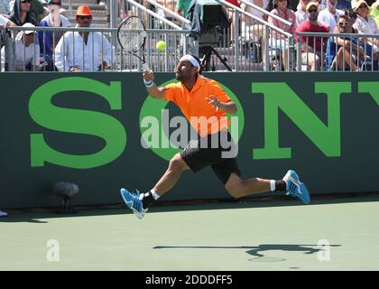 PAS DE FILM, PAS DE VIDÉO, PAS de télévision, PAS DE DOCUMENTAIRE - Marcos Baghdatis de Chypre retourne un ballon à JO-Wilfried Tsonga pendant le tournoi de tennis Sony Open à Key Biscayne Fla, le samedi 22 mars 2014. (David Santiago/El Nuevo Herald/MCT) Banque D'Images