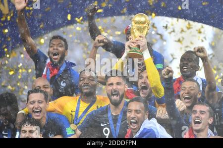 Le capitaine français Hugo Lloris, flanqué de Thomas Lemar, Steve Mandanda, Olivier Giroud, Blaise Matuidi, Kylian Mbappe et Antoine Griezmann, lève le trophée après avoir remporté 4-2 le match de football final de la coupe du monde de la FIFA 2018 France / Croatie au stade Luzhniki à Moscou, en Russie, le 15 juillet 2018. Photo de Christian Liewig/ABACAPRESS.COM Banque D'Images