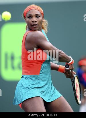 PAS DE FILM, PAS DE VIDÉO, PAS de télévision, PAS DE DOCUMENTAIRE - Serena Williams aux Etats-Unis retourne une balle frappée par Maria Sharapova en Russie lors du tournoi de tennis Sony Open à Key Biscayne, FL, USA le 27 mars 2014. Photo de Charles Trainor Jr./Miami Herald/MCT/ABACAPRESS.COM Banque D'Images