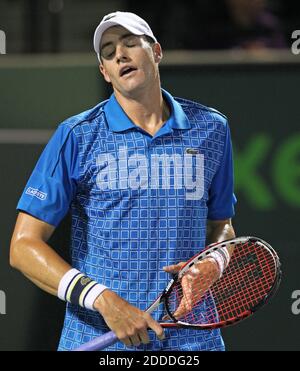 PAS DE FILM, PAS DE VIDÉO, PAS de TV, PAS DE DOCUMENTAIRE - John Isner réagit à un tir contre Nicolas Almagro lors du tournoi de tennis Sony Open à Crandon Park à Key Biscayne, FL, USA le 24 mars 2014. Photo de Patrick Farrell/Miami Herald/MCT/ABACAPRESS.COM Banque D'Images