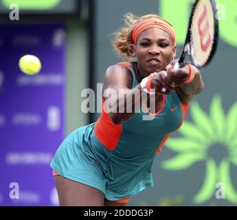 PAS DE FILM, PAS DE VIDÉO, PAS de télévision, PAS DE DOCUMENTAIRE - Serena Williams aux Etats-Unis retourne une balle frappée par Maria Sharapova en Russie lors du tournoi de tennis Sony Open à Key Biscayne, FL, USA le 27 mars 2014. Photo de Charles Trainor Jr./Miami Herald/MCT/ABACAPRESS.COM Banque D'Images