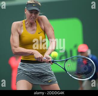 PAS DE FILM, PAS DE VIDÉO, PAS de TV, PAS DE DOCUMENTAIRE - Maria Sharapova, de Russie, retourne le ballon à Kirsten Flickens, de Belgique, lors de leur match du jour 8 du tournoi de tennis Sony Open au Crandon Park à Key Biscayne, FL, USA le 24 mars 2014. Photo de David Santiago/El Nuevo Herald/MCT/ABACAPRESS.COM Banque D'Images