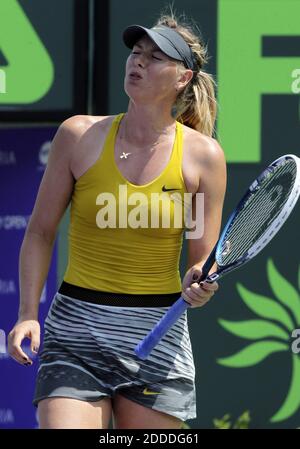 PAS DE FILM, PAS DE VIDÉO, PAS de télévision, PAS DE DOCUMENTAIRE - Maria Sharapova en Russie réagit lors de son match contre Serena Williams aux Etats-Unis lors du tournoi de tennis Sony Open à Key Biscayne, FL, USA le 27 mars 2014. Photo de Charles Trainor Jr./Miami Herald/MCT/ABACAPRESS.COM Banque D'Images