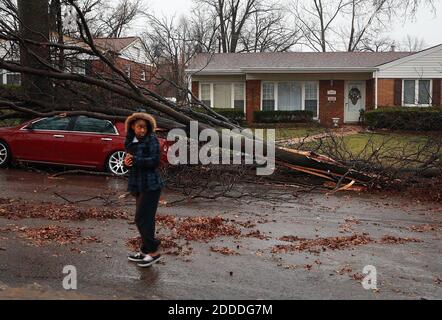 PAS DE FILM, PAS DE VIDÉO, PAS de télévision, PAS DE DOCUMENTAIRE - Tyann Scales, 14 ans, marche à travers son quartier pour voir les dommages le long de Spoon Drive à University City, Missouri, jeudi, 3 avril 2014, après une tornade apparente en début de matinée a roulé dans la région de St. Louis. Photo de Christian Gooden/St. Louis Post-Dispatch/MCT/ABACAPRESS.COM Banque D'Images